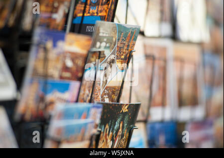 Cartoline turistiche in vendita presso il mercato in stallo a Firenze, Italia Foto Stock