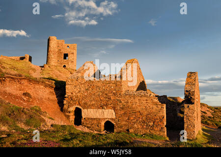 Rovine di Wheal Coates miniera di stagno in Cornovaglia Inghilterra con luce rossa al tramonto con timbri e Capriccio casa del motore e calcinatore Double-Bayed Foto Stock