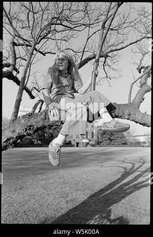 Amy Carter seduta in una struttura ad albero sulla Casa Bianca motivi Foto Stock