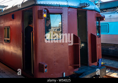 F-Set treno alla esecuzione di addio di S-Set treni in Sydney, NSW, Australia Foto Stock