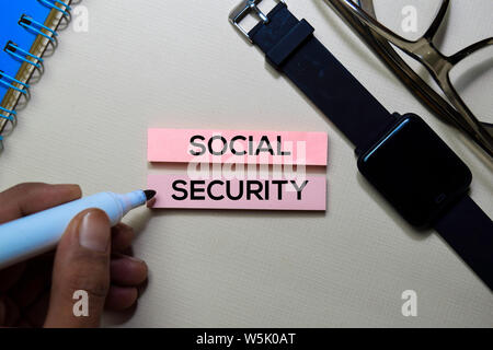 La sicurezza sociale il testo su foglietti adesivi isolata sulla scrivania in ufficio Foto Stock