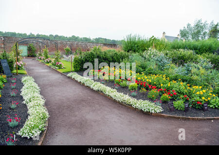 Cala Homes East Brochure Shoot Gullane Archerfield giardino murato Foto Stock