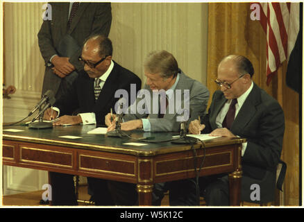 Anwar Sadat, Jimmy Carter Menachem Begin ad accordi di Camp David Cerimonia di firma. Foto Stock