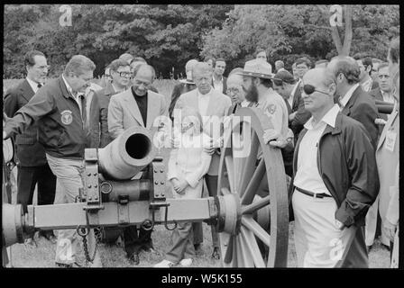 Anwar Sadat, Jimmy Carter, avanzò Menachem Begin e altri Camp David delegati esaminare una canon durante un viaggio al Parco Militare Nazionale di Gettysburg. Foto Stock