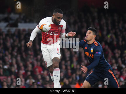 Londra, Inghilterra - 2 Maggio 2019: Alexandre Lacazette dell'Arsenal punteggi il suo secondo obiettivo durante la prima tappa del 2018/19 UEFA Europa League semifinali partita tra Arsenal FC (Inghilterra) e Valencia CF (Spagna) all'Emirates Stadium. Foto Stock