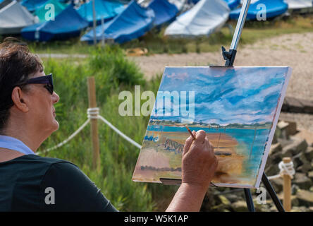 Gruppo dilettante di artisti con un tutor, dipingendo ' EN plein air' nella Marina di Chichester di scene attraverso il Canale del Quay e il Porto di Chichester Foto Stock