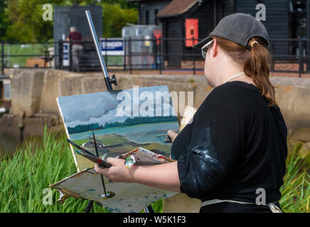 Gruppo dilettante di artisti con un Tutor che dipinge 'EN plein air' nella Marina di Chichester con scene attraverso il Canale del Quay e il Porto di Chichester Foto Stock