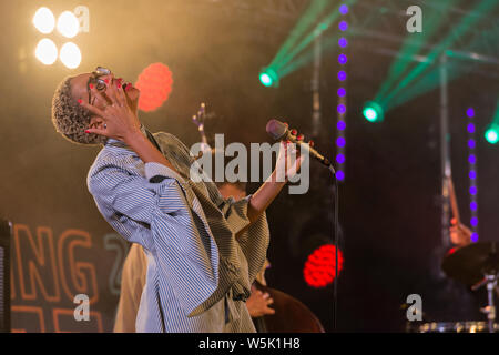 Rising Star, emergenti jazz multi-strumentista e cantante Judi Jackson esegue sul palco principale, all'interno del rettangolo di selezione, Ealing Jazz Festival 2019. Foto Stock