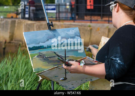 Gruppo dilettante di artisti con un tutor, dipingendo ' EN plein air' nella Marina di Chichester di scene attraverso il Canale del Quay e il Porto di Chichester Foto Stock