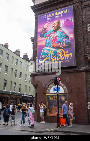 Londra, Inghilterra - Maggio 2019: Street View di Prince Edward Theatre in Old Compton Street, Soho, London West End Regno Unito. Ora giocando ad Aladdin da Disney. Foto Stock