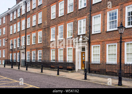 Storico e classico edificio di appartamenti in Georgian British stile inglese con finestre bianche e rosse parete di mattoni nel centro di Londra Foto Stock