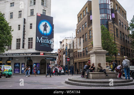 Street view del Cambridge Theatre Royal Shakespeare Company di Earlham Street facing Seven Dials, London West End Now playing Matilda il Musical Foto Stock