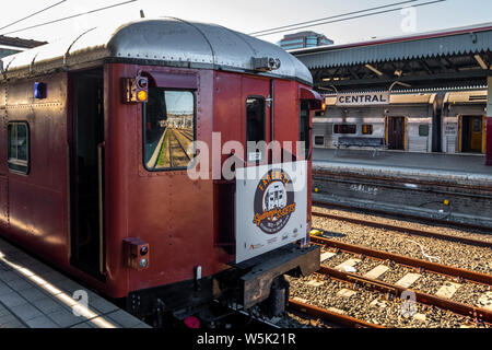 F-Set treno alla esecuzione di addio di S-Set treni in Sydney, NSW, Australia Foto Stock