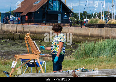 Gruppo dilettante di artisti con un tutor, dipingendo ' EN plein air' nella Marina di Chichester di scene attraverso il Canale del Quay e il Porto di Chichester Foto Stock