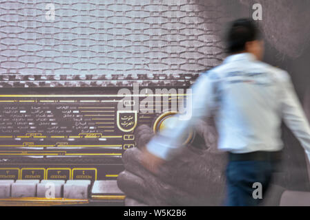 DOHA, Qatar - 27 Maggio 2016: il movimento sfocati guardia di sicurezza e close-up di un poster di una radio vintage a Katara Villaggio Culturale. Foto scattata a Foto Stock