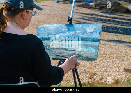 Gruppo dilettante di artisti con un tutor, dipingendo ' EN plein air' nella Marina di Chichester di scene attraverso il Canale del Quay e il Porto di Chichester Foto Stock