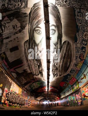 Graffiti in Leake Street tunnel, Waterloo, London, compreso un grande murale sul soffitto Foto Stock