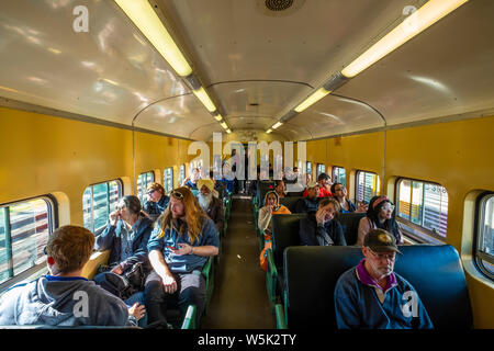 F-Set treno alla esecuzione di addio di S-Set treni in Sydney, NSW, Australia Foto Stock