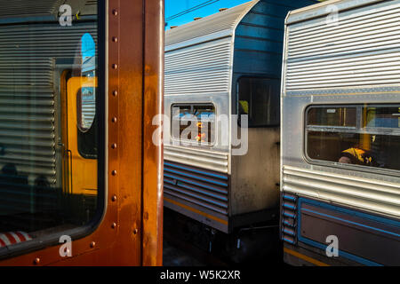 F-Set treno alla esecuzione di addio di S-Set treni in Sydney, NSW, Australia Foto Stock