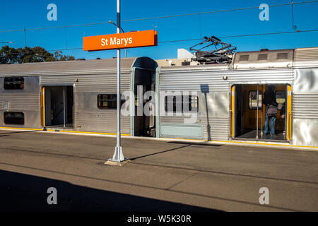 F-Set treno alla esecuzione di addio di S-Set treni in Sydney, NSW, Australia Foto Stock