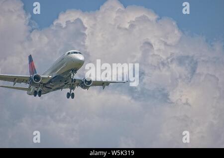 Collegamento a triangolo in uscita per lo sbarco a Lexington Aeroporto Bluegrass in Lexington Kentucky Foto Stock