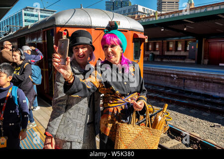 F-Set treno alla esecuzione di addio di S-Set treni in Sydney, NSW, Australia Foto Stock