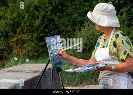 Gruppo dilettante di artisti con un tutor, dipingendo ' EN plein air' nella Marina di Chichester di scene attraverso il Canale del Quay e il Porto di Chichester Foto Stock