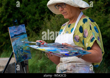 Gruppo dilettante di artisti con un tutor, dipingendo ' EN plein air' nella Marina di Chichester di scene attraverso il Canale del Quay e il Porto di Chichester Foto Stock