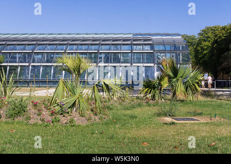 Parigi architettura verde - lo Stadio di tennis Simon Mathieu situato nel Jardin des Serres d'Auteuil giardino botanico a Parigi, in Francia, in Europa. Foto Stock