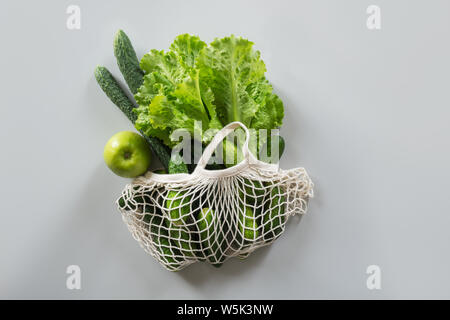 Rifiuti Zero concetto. Moderno tessile shopping bag con verdi e verdure. Vista da sopra. Foto Stock