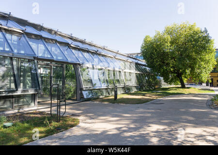 Parigi architettura verde - lo Stadio di tennis Simon Mathieu situato nel Jardin des Serres d'Auteuil giardino botanico a Parigi, in Francia, in Europa. Foto Stock