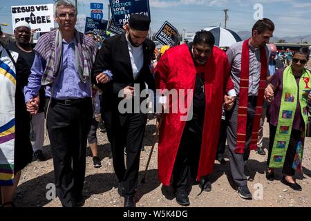 El Paso, Texas, Stati Uniti d'America. 29 Luglio, 2019. RABBI RICK JACOBS, sinistra, IMAM OMAR SULEIMAN, REV. Il DR. WILLIAM J. barbiere, II, ministro battista JONATHAN WILSON-HARTGROVE E REV. TERRI HORD OWENS portare un gruppo di attivisti interreligiosi durante la prima 'moral lunedì a confini' protestare contro la Trump dell amministrazione di politiche in materia di immigrazione al di fuori del El Paso Centes di elaborazione. Credito: Joel Angelo Juarez/ZUMA filo/Alamy Live News Foto Stock