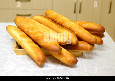 Pani francesi sul tavolo della cucina Foto Stock