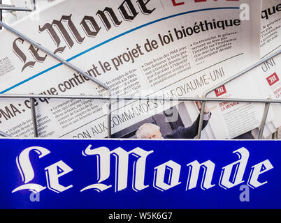 Parigi, Francia - Lug 24, 2019: Boris Johnson appare sulla pagina di copertina del francese Le Monde giornale come lui diventa REGNO UNITO Primo Ministro del Regno Unito Foto Stock