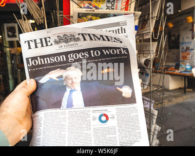 Parigi, Francia - Lug 24, 2019: Boris Johnson appare sulla pagina di copertina del British Times come lui diventa REGNO UNITO Primo Ministro del Regno Unito Foto Stock