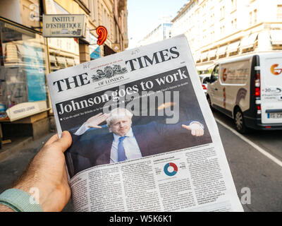 Parigi, Francia - Lug 24, 2019: Boris Johnson appare sulla pagina di copertina del British Times come lui diventa REGNO UNITO Primo Ministro del Regno Unito Foto Stock