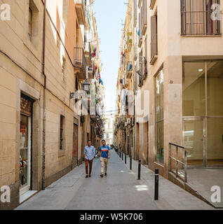 Barcellona, Spagna - 1 Giu 2018: due giovani a piedi la piccola strada nel centro di Barcellona Foto Stock