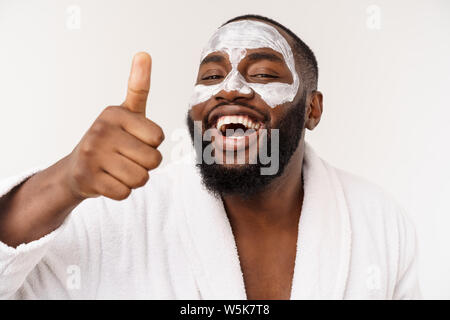 Funny laughing man con maschera conduce uno stile di vita sano, gioia a procedure di mattina. emozione positiva al mattino. Foto Stock