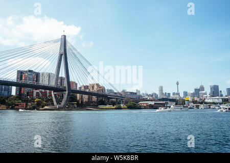 Anzac Bridge in Sydney spanning Johnstons baia tra Pyrmont e Glebe. Preso da Glebe con il CBD di Sydney in background. Foto Stock