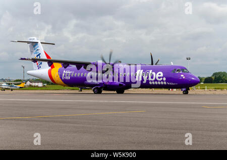 Flybe ATR 72 EI-REM aereo di linea rullante all'aeroporto Southend di Londra, Essex, Regno Unito. Schema viola. Gestito dalla Stobart Air Foto Stock