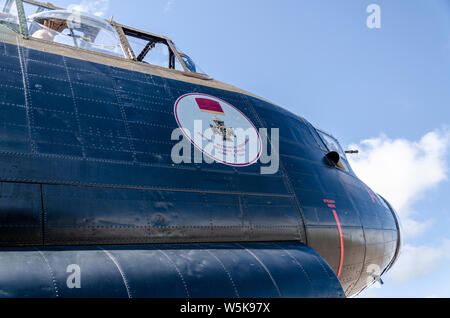 Canadian Warplane Heritage Museum Avro Lancaster FM213, noto come Mynarski Lancaster. Victoria Cross VC vincitore. Medaglia insegne sulla fusoliera Foto Stock