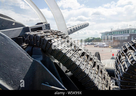 Canadian Warplane Heritage Museum Avro Lancaster noto come Mynarski Lancaster. All'interno di metà superiore della torretta di pistola. Torretta dorsale con armi da fuoco e munizioni Foto Stock