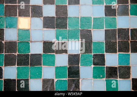 Piazzetta ceramiche piastrelle a mosaico in blu e verde e nero e sfumature di oro shot close up nel paesaggio come una texture di sfondo Foto Stock
