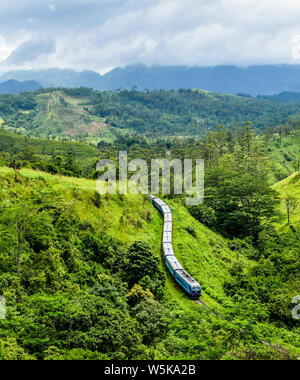 Sri lanka fino paese cattura del treno da muntaion Foto Stock