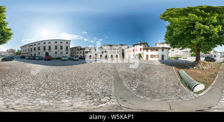 Visualizzazione panoramica a 360 gradi di Valvasone, regione Friuli Venezia Giulia, Italia. Luglio 29, 2019. 360 grado sferica vista panoramica della piazza del castello