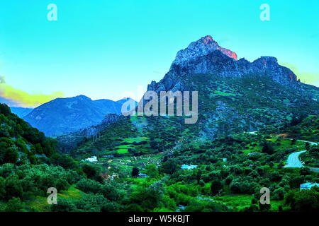 Bel tramonto in una valle di montagna lungo la strada per Chefchaouen in Marocco, Africa Foto Stock