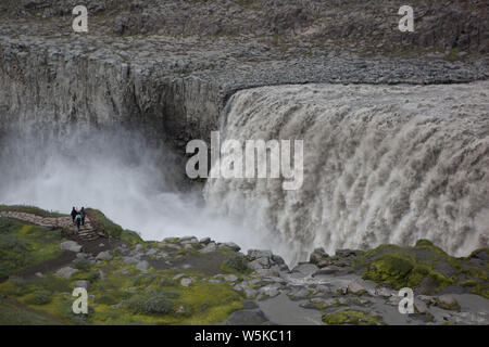 Dettifoss cascata in Vatnajökull parco nazionale nel nord-est dell'Islanda è attualmente che fluisce a 500 metri cubi al secondo, rispetto ad un normale tasso di 193 m3/sec. Già la fama di essere il più potente cascata in Europa, Dettifoss è situato sulla Jökulsá á Fjöllum, il fiume che scorre dal ghiacciaio Vatnajökull. Alta portata è pensato per essere attribuito alle attività geotermica da uno dei tre vulcani che giacciono sotto il ghiacciaio. Un ulteriore 6 vulcani in Islanda sono ad alto rischio di eruzione. Foto Stock