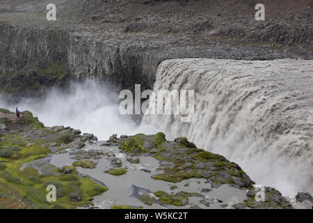 Dettifoss cascata in Vatnajökull parco nazionale nel nord-est dell'Islanda è attualmente che fluisce a 500 metri cubi al secondo, rispetto ad un normale tasso di 193 m3/sec. Già la fama di essere il più potente cascata in Europa, Dettifoss è situato sulla Jökulsá á Fjöllum, il fiume che scorre dal ghiacciaio Vatnajökull. Alta portata è pensato per essere attribuito alle attività geotermica da uno dei tre vulcani che giacciono sotto il ghiacciaio. Un ulteriore 6 vulcani in Islanda sono ad alto rischio di eruzione. Foto Stock