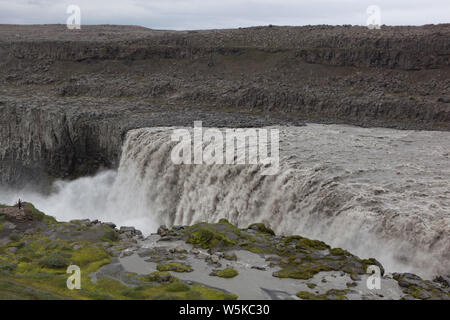 Dettifoss cascata in Vatnajökull parco nazionale nel nord-est dell'Islanda è attualmente che fluisce a 500 metri cubi al secondo, rispetto ad un normale tasso di 193 m3/sec. Già la fama di essere il più potente cascata in Europa, Dettifoss è situato sulla Jökulsá á Fjöllum, il fiume che scorre dal ghiacciaio Vatnajökull. Alta portata è pensato per essere attribuito alle attività geotermica da uno dei tre vulcani che giacciono sotto il ghiacciaio. Un ulteriore 6 vulcani in Islanda sono ad alto rischio di eruzione. Foto Stock