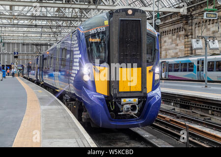 Una classe 385 Scotrail treno attende alla pedana 3 della stazione centrale di Glasgow prima di uscire per Edinburgh Waverley via Shotts Foto Stock